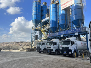 跟进在埃中资企业项目，中国重汽汕德卡助力埃及首座干拌砂浆站。
